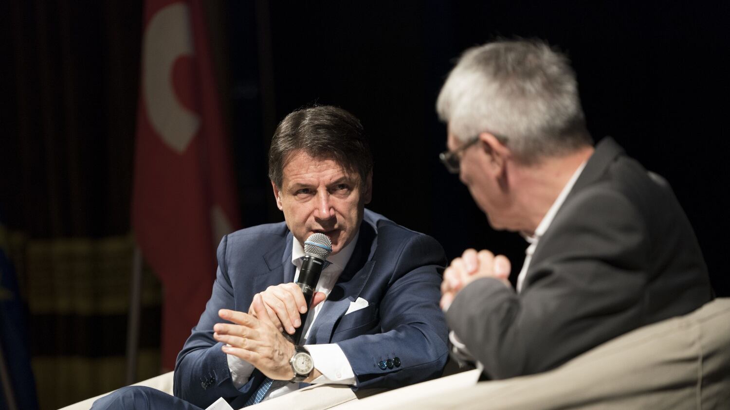 Voltafaccia di Conte sul Russiagate: "Chiarimento necessario"