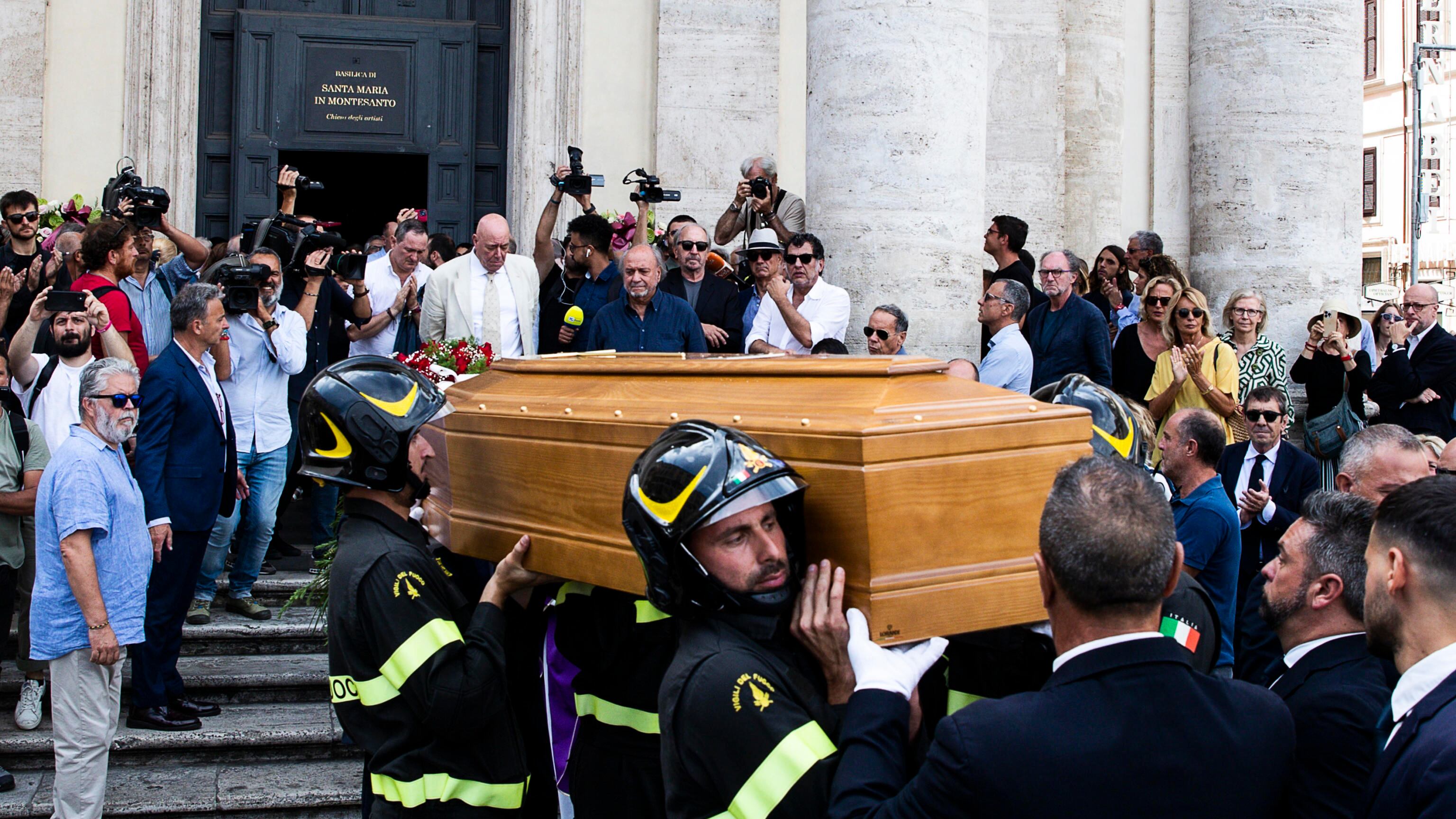 "Ti voglio bene, papi". La commozione dei figli di Purgatori ai funerali