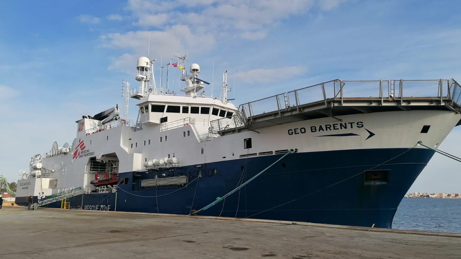 "Nave non riconosciuta è pirata". Meloni traccia la rotta contro le ong