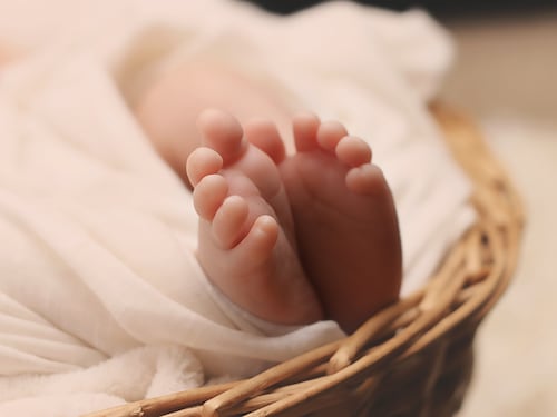 "30 mila bambini venduti dalla Chiesa per l'adozione". Belgio sotto choc