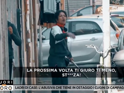 L'occupante abusiva aggredisce la giornalista con un tubo