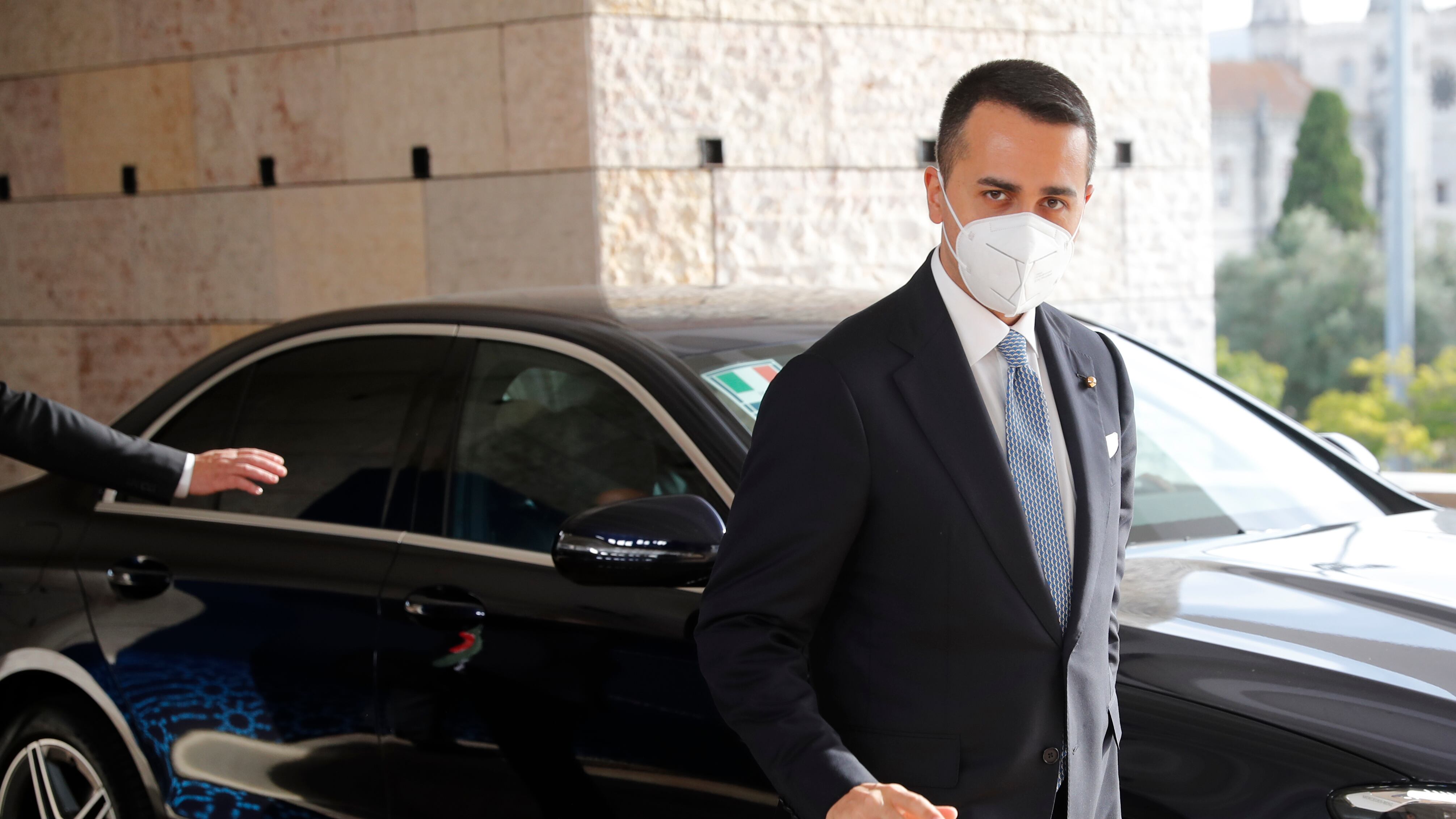 L'Italia perde base (e faccia). Ma Di Maio resta al suo posto