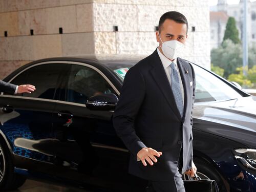 L'Italia perde base (e faccia). Ma Di Maio resta al suo posto