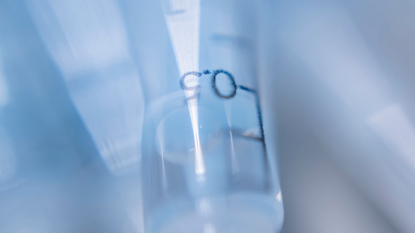 Il morto, il vaccino e il lotto ritirato: perché AstraZeneca è nel mirino
