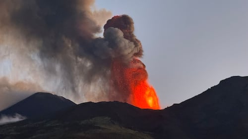 Eruzione dell'Etna: le spettacolari immagini del vulcano  9