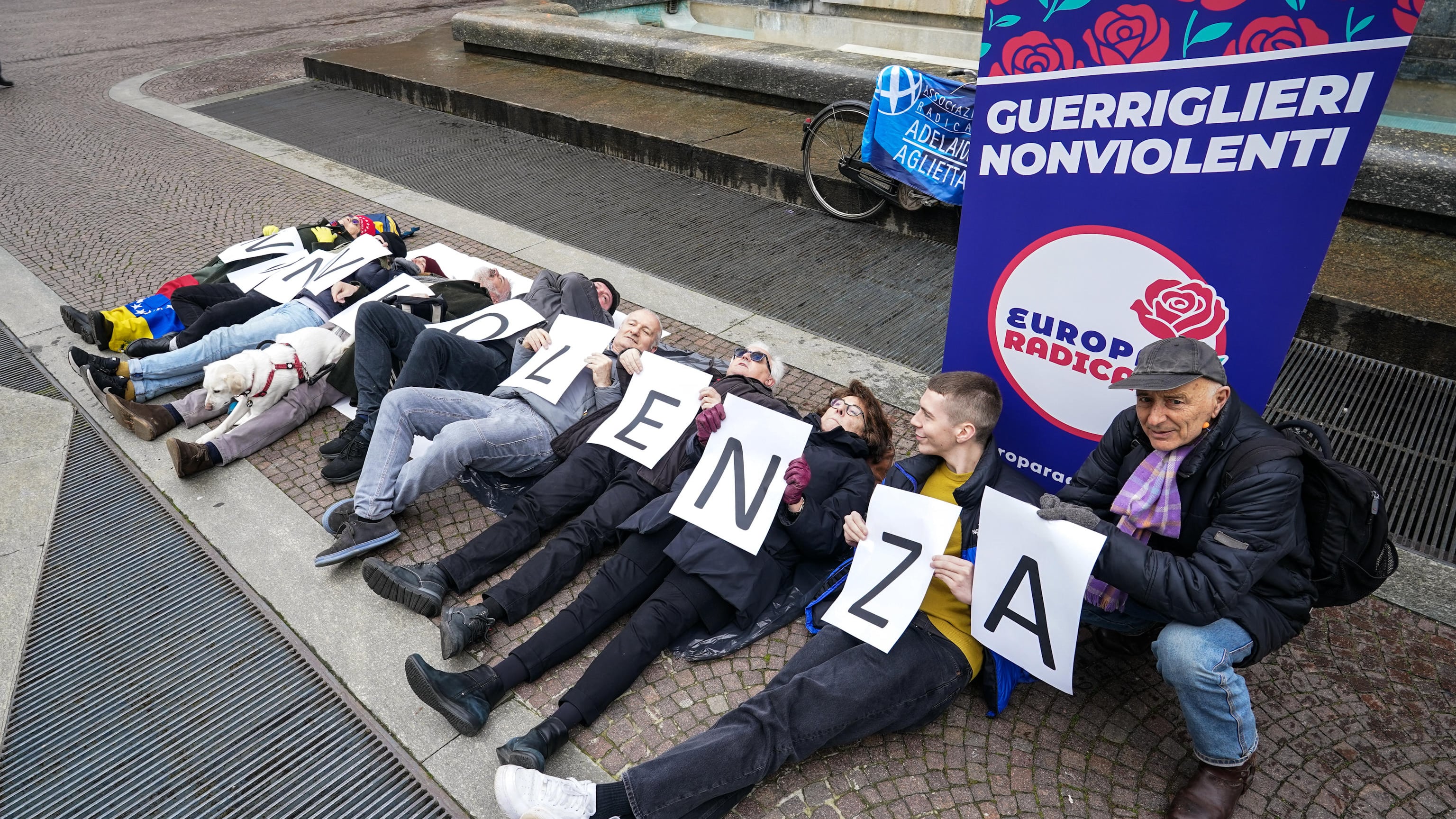 Askatasuna, i Radicali si sdraiano in piazza: "No a minacce e violenza nelle manifestazioni"