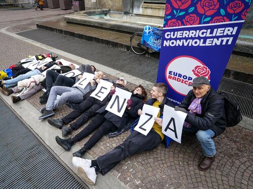 Askatasuna, i Radicali si sdraiano in piazza: "No a minacce e violenza nelle manifestazioni"