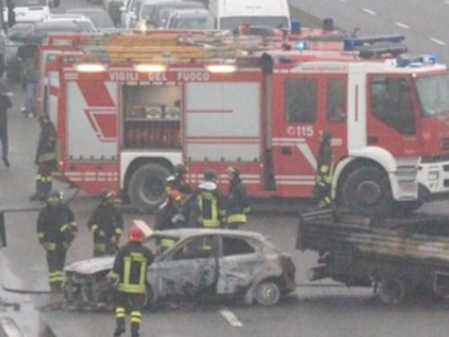 Rapina a portavalori, camion in fiamme sull'A1 all'altezza di Lodi