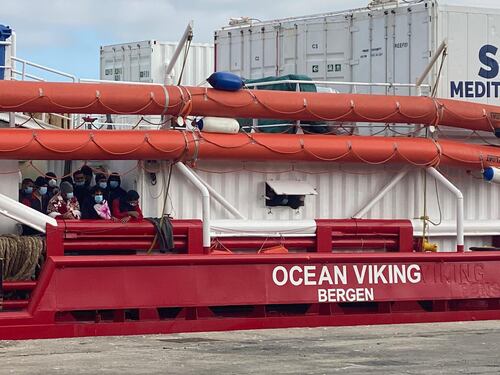 "Nessuna differenza tra navi". Assist della Ue alle Ong cariche di migranti