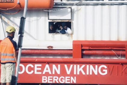La Ocean Viking entra nel porto di Messina  9