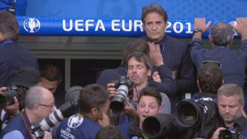 Conte e l'abbraccio con la moglie dopo la partita con la Spagna 3