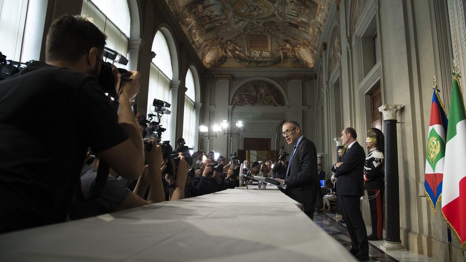 Cottarelli parte senza voti ma nasce un controgoverno