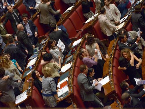 Baci gay in Aula: la protesta dei deputati del M5S