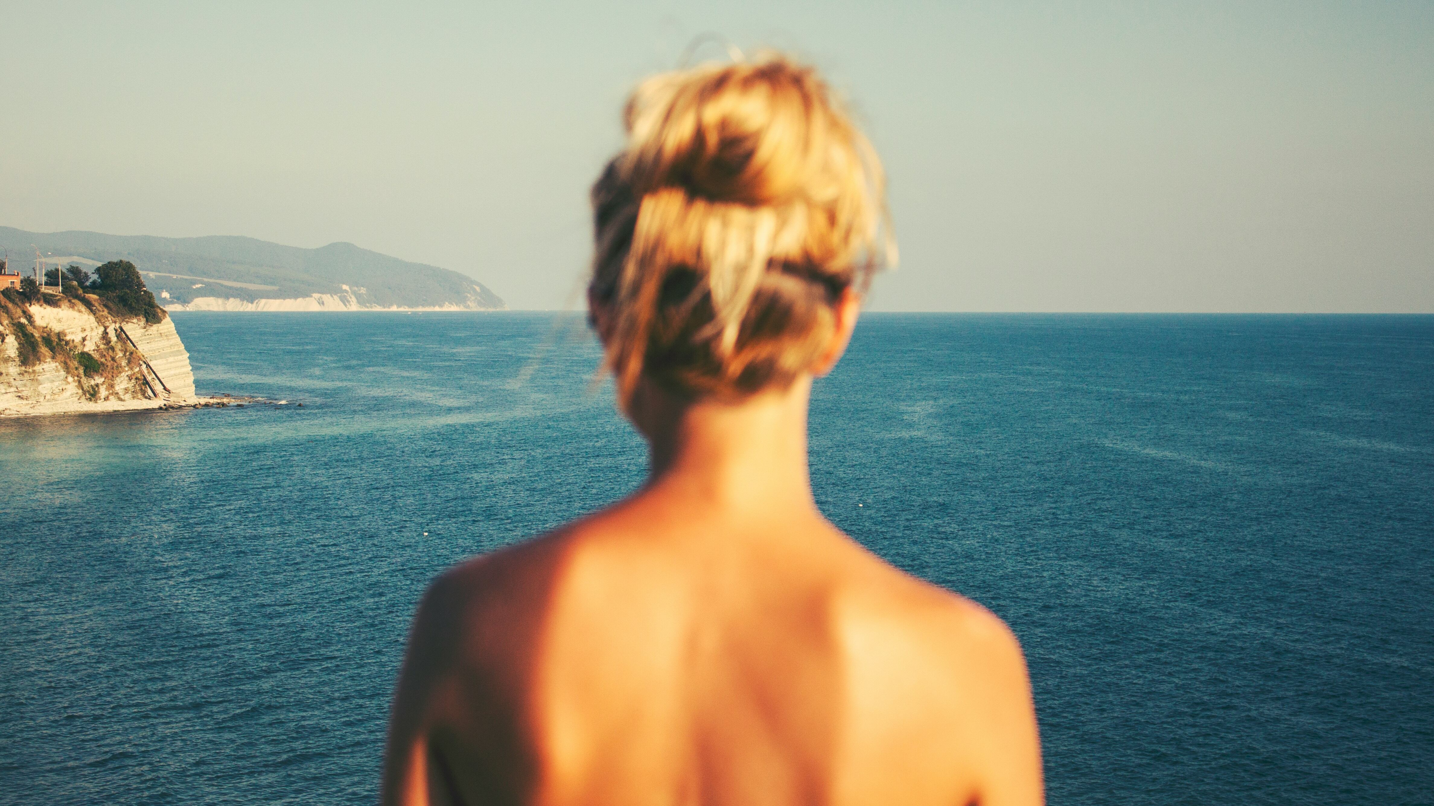 Multata per aver preso il sole in topless, fa ricorso: "In Italia tanta ipocrisia"