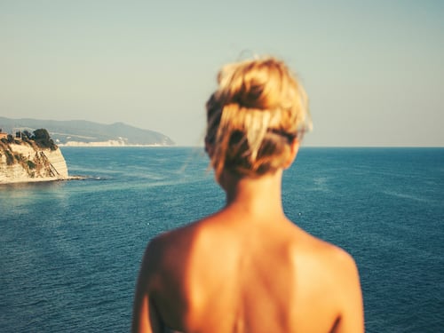Multata per aver preso il sole in topless, fa ricorso: "In Italia tanta ipocrisia"