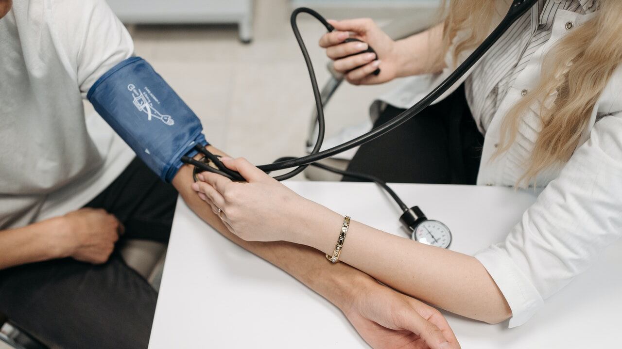 Pressione del sangue: valori e come abbassarla dopo i 60 anni