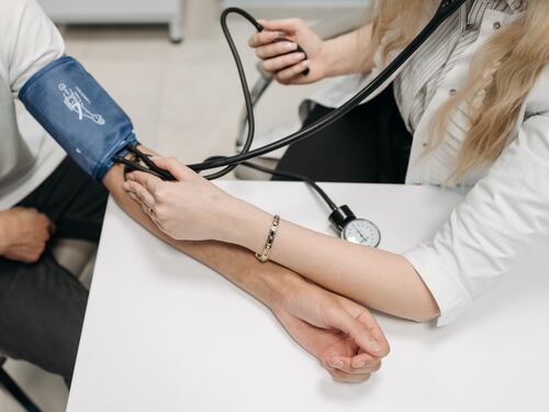 Pressione del sangue: valori e come abbassarla dopo i 60 anni