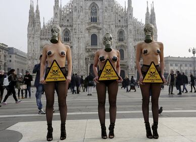 Milano, la protesta in topless contro le pellicce 4