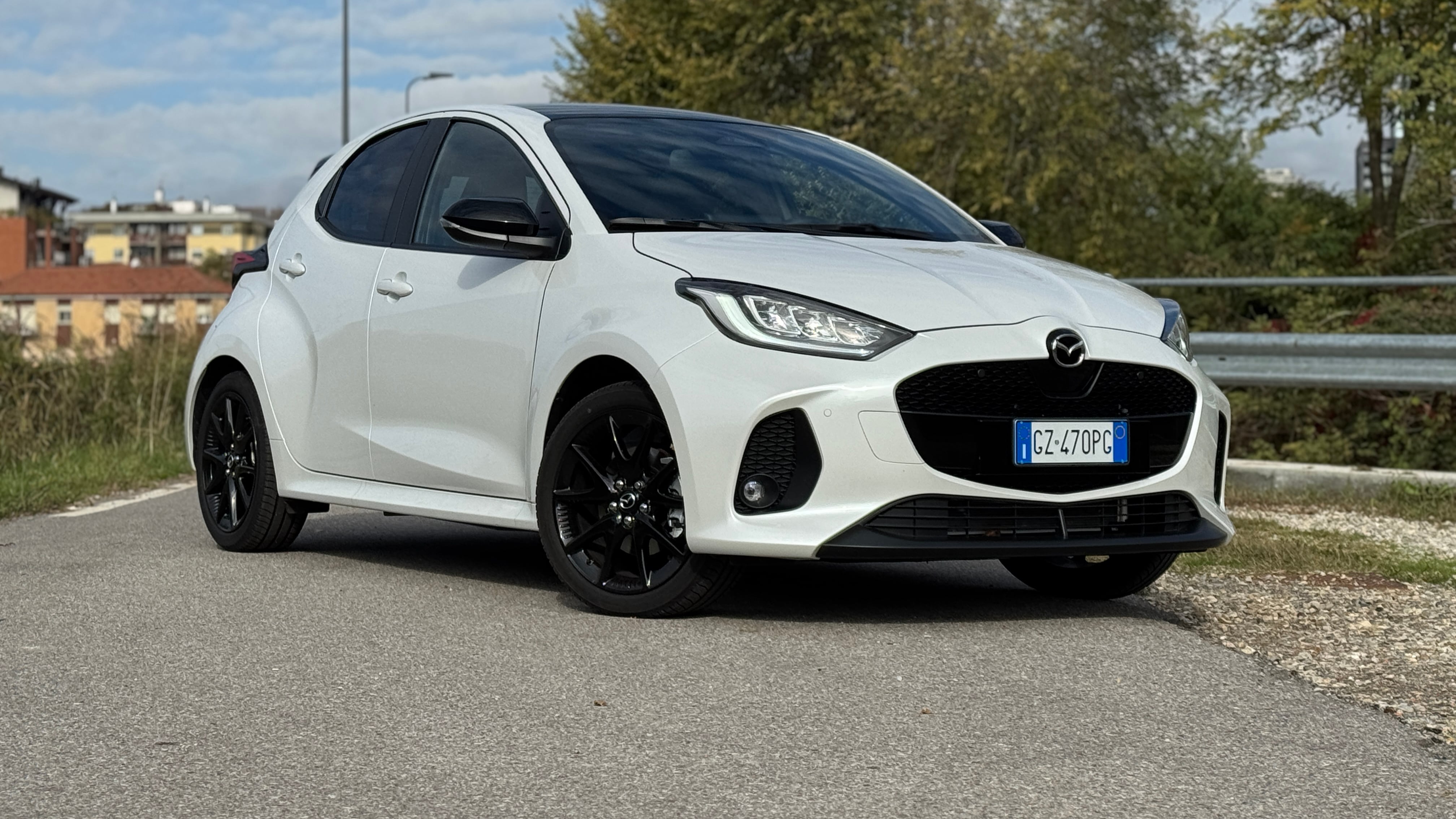 Mazda 2 Hybrid 2025: consuma pochissimo, ma non costa poco