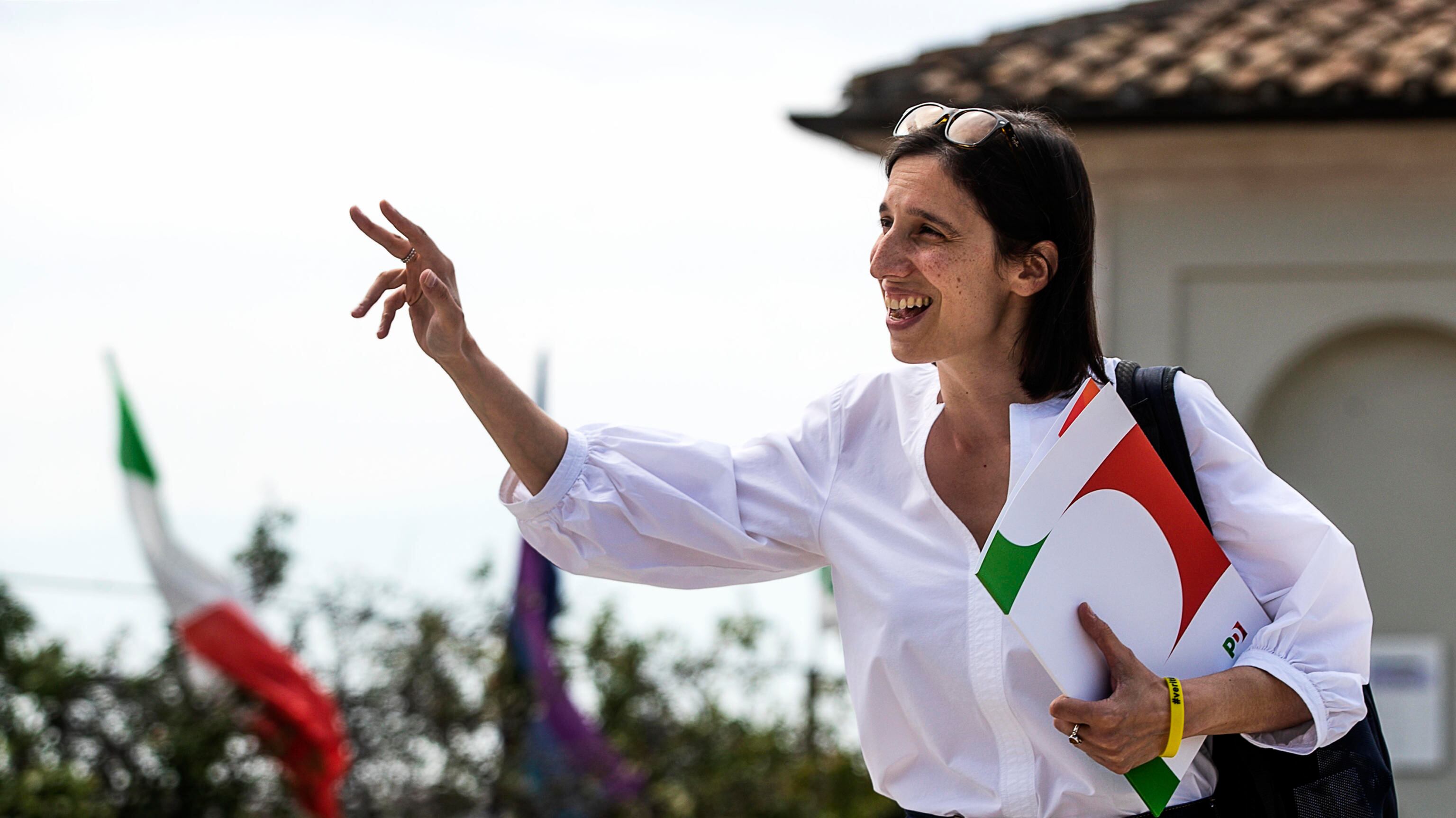 "Patrimoniale, reddito grillino e Green Deal". L'estate militante di Schlein