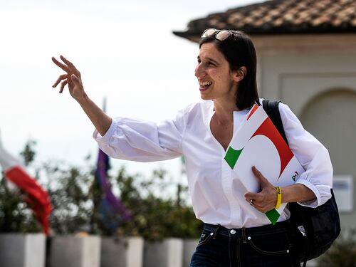 "Patrimoniale, reddito grillino e Green Deal". L'estate militante di Schlein