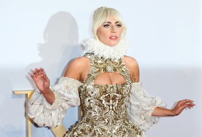 Lady Gaga, scollatura hot alla première 7