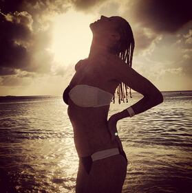 Heidi klum al mare mostra entrambi i lati 6