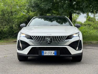 Peugeot 408 Hybrid 225: guarda la gallery del crossover francese (anche) plug-in 4