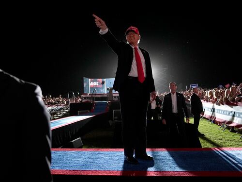 Sventato il terzo attentato contro Trump: fermato un uomo armato a Coachella