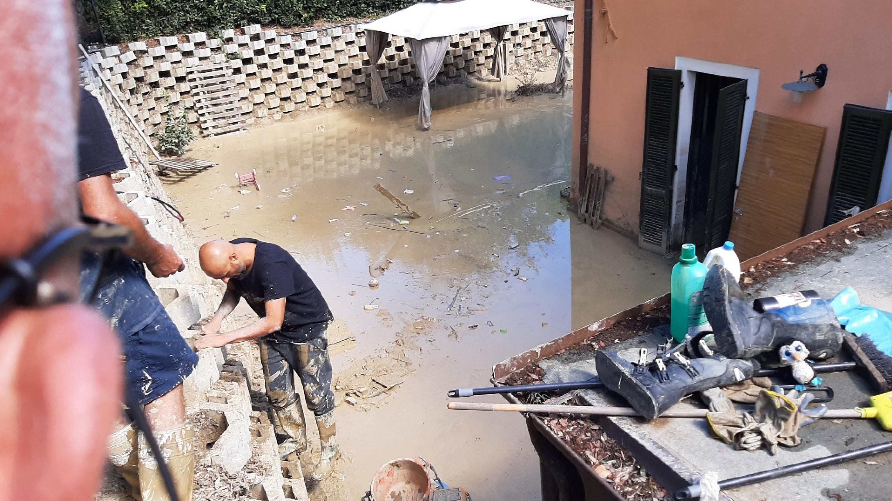 Marche, l'auto piomba sul volontario che scava nel fango