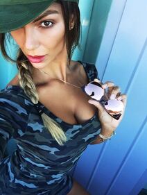 Sarah Nile nuda a letto 14