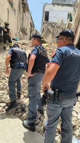 Crolla palazzina a Torre del Greco: le immagini dei soccorsi 9