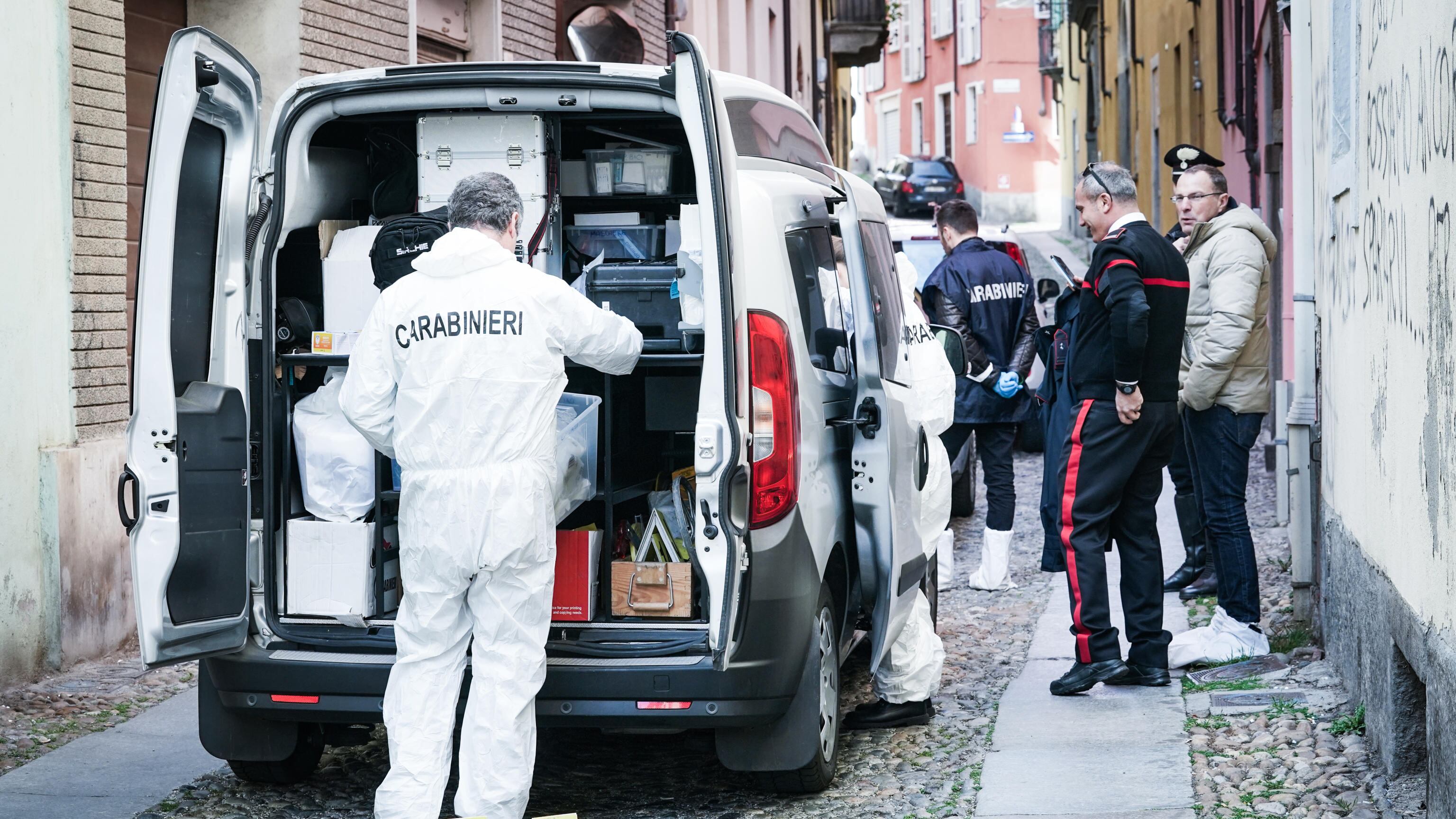 "Passi troppo tempo al cellulare". E il 23enne uccide la madre a martellate