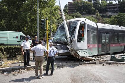 Roma, auto e tram si scontrano: tre feriti 7