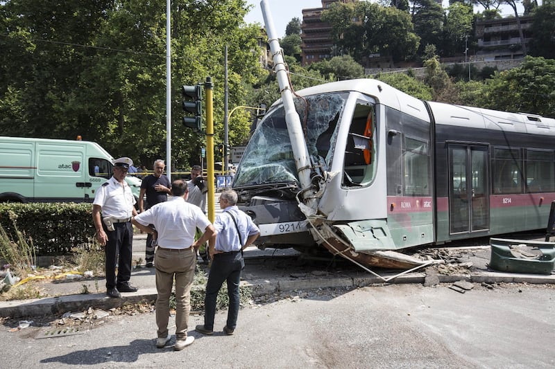 Roma, auto e tram si scontrano: tre feriti 7