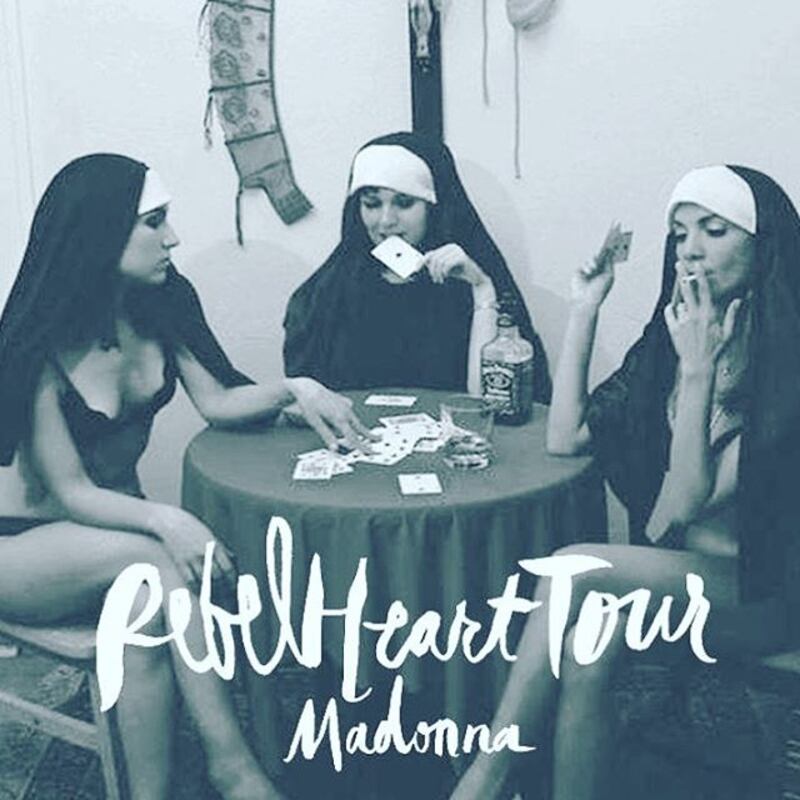 Suore sexy e croci: oggetti di scena "offensivi" del tour Rebel Art di Madonna  3