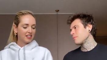 Fedez usa Chiara come cavallo. E il web si scatena: "Fu così che nacque Tigre"