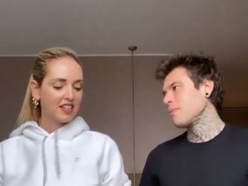 Fedez usa Chiara come cavallo. E il web si scatena: "Fu così che nacque Tigre"