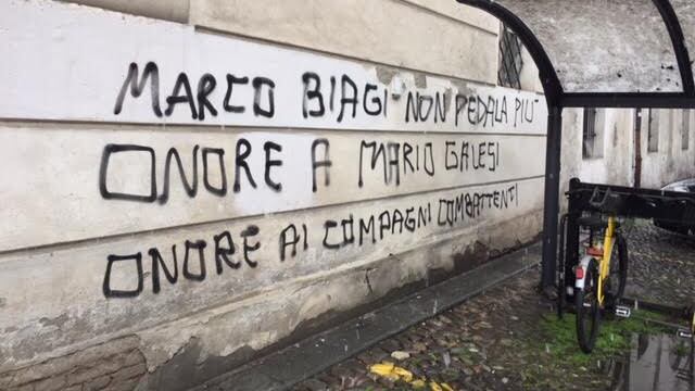 I tifosi delle Brigate rosse sfregiano il nome di Biagi