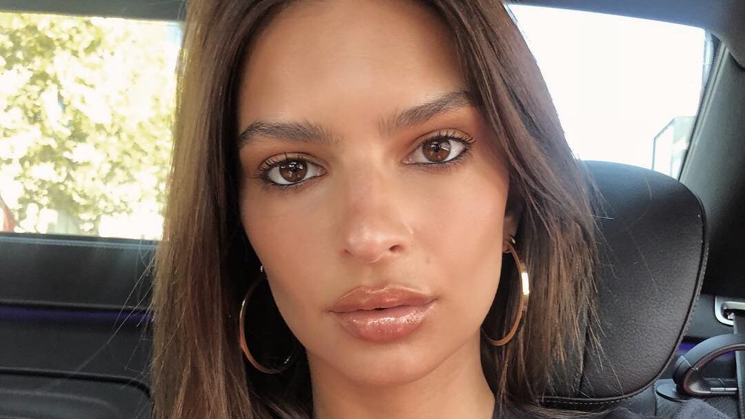 Emily Ratajkowski senza veli e con look anni Sessanta fa impazzire i fan