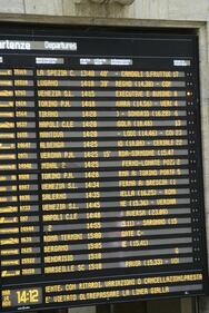 Genova, treni in ritardo dopo il crollo del ponte  1