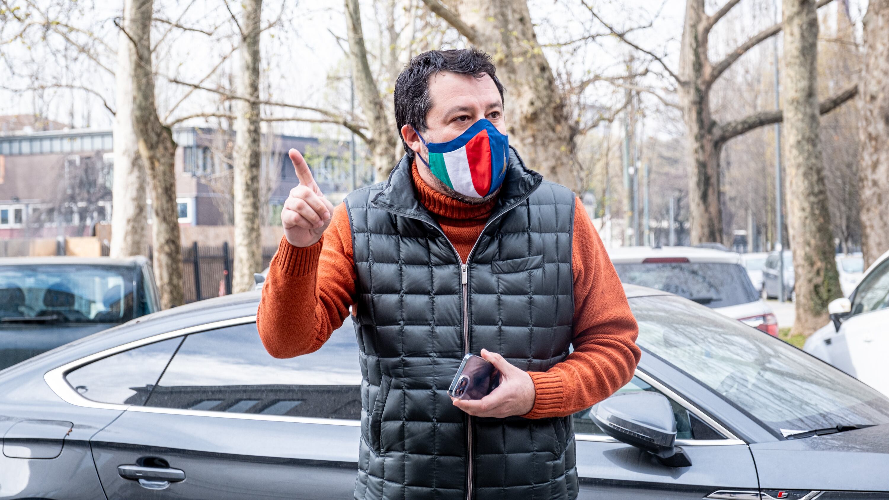 Salvini insiste: "Riaprire dopo Pasqua". Stop di Speranza: "Priorità ai vaccini"