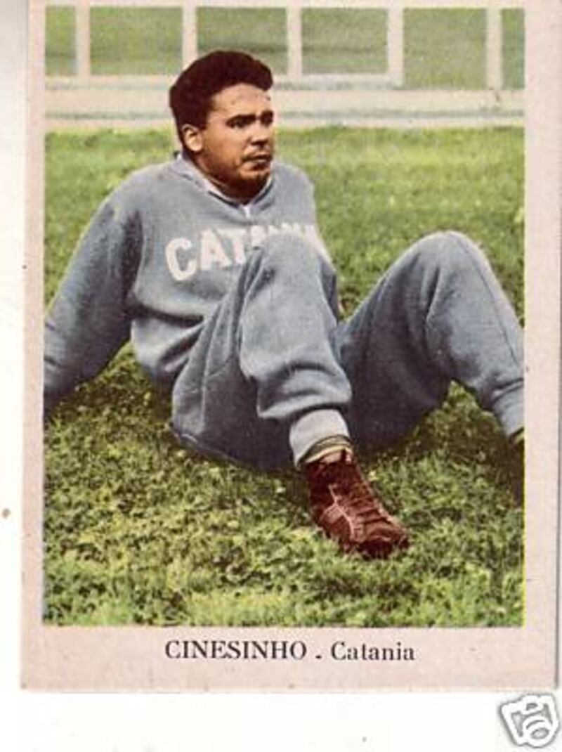 Cinesinho con il completo da allenamento del Catania