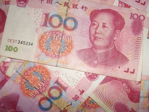 Cina, lasciano il figlio solo in casa: distrugge 6 mila euro in banconote
