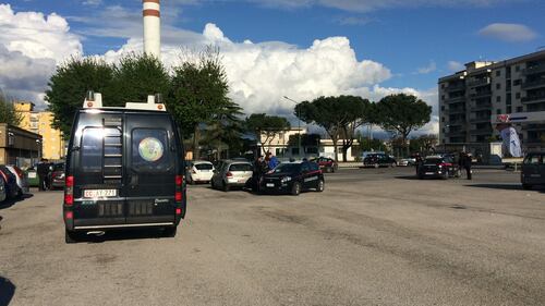 Sparatoria davanti ai bambini nel Napoletano: ferito un uomo 11
