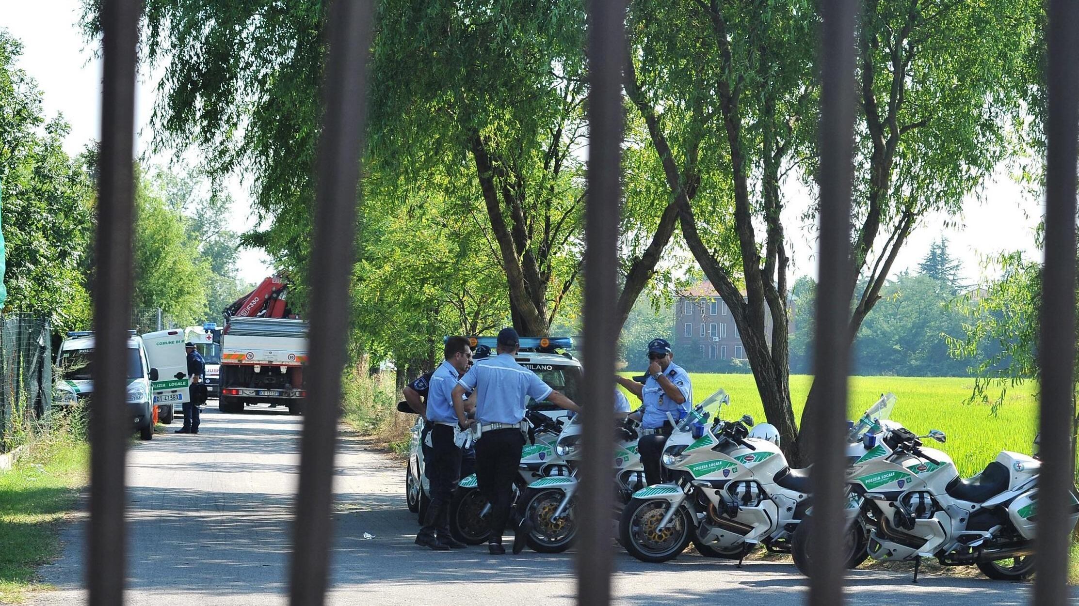 Scacciano i vicini africani a colpi di spranga e pistola