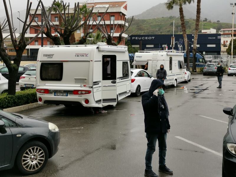 Messina, il sindaco si barrica nell'hotel 6