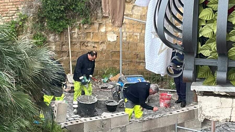 Un muretto blocca l'ambulanza, paziente muore prima dell'arrivo dei soccorsi