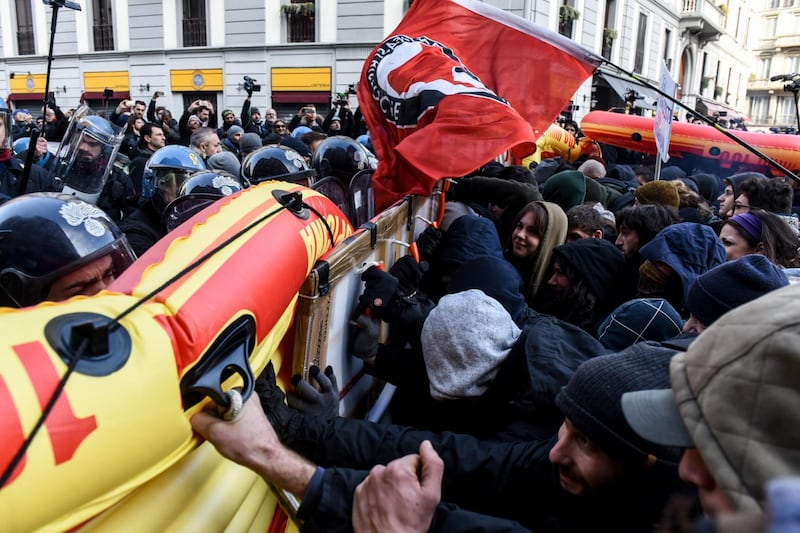 Scontri alla manifestazione antifascista a Milano 14