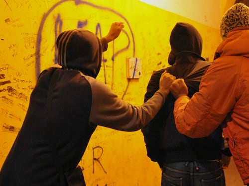Carpi, 14enne pestato da baby gang di stranieri in pieno centro
